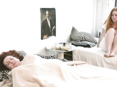 Две молодые рыжие девушки прямо с утра занимаются лесбийским сексом