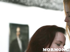 Две молодые рыжие девушки прямо с утра занимаются лесбийским сексом