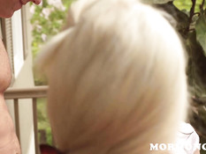 Блондинка и шатенка сосали член у белобрысого парня и ебались втроём