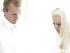 Раздел догола грудастую светловолосую дамочку и отодрал в позе раком