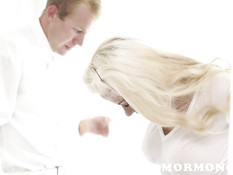 Раздел догола грудастую светловолосую дамочку и отодрал в позе раком