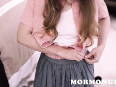 Две неопытные молодые шатенки учатся оральному сексу у своей подруги