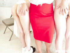 Преподавательница лесбиянка сделала фистинг и куни двум ученицам