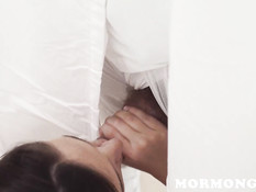 Девчонка в халатике отсосала у парня спрятавшегося за занавеской