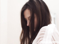 Девчонка в халатике отсосала у парня спрятавшегося за занавеской