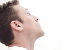 Девчонка в халатике отсосала у парня спрятавшегося за занавеской