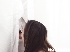 Девчонка в халатике отсосала у парня спрятавшегося за занавеской