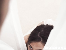 Девчонка в халатике отсосала у парня спрятавшегося за занавеской