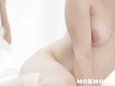 Две молодые лесбиянки раздели подружку и оттрахали фаллоимитатором