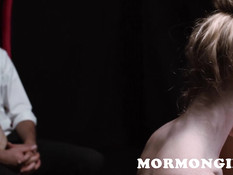 Три молодые лесбиянки натирают грудь маслом и делают куннилингус