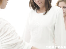 Стеснительную девушку отымели фаллосом две опытные подруги лесбиянки