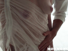 Сексуальная рыжая девка сосёт у мужика хуй и ебётся в позе наездницы