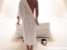 Покорная молодая жена ебётся с мужем и получает сперму на грудь