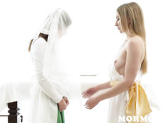 Лесбиянка приготовила разные дилдо и оттрахала ими молодую шатенку