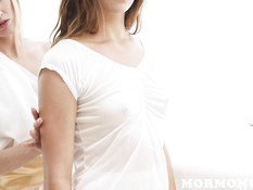 Лесбиянка приготовила разные дилдо и оттрахала ими молодую шатенку