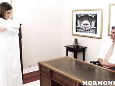 Мужчина подрочил свой член и забрызгал спермой волосатую писю девки