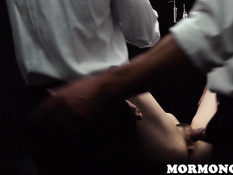 Трое сексуально озабоченных мужчин отодрали и обкончали юную шатенку