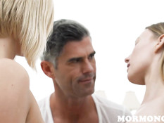 Двум мужикам пришлось постараться чтобы удовлетворить четырёх девок