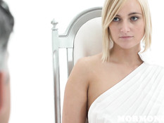 Лесбиянки раздели юную блондинку и отымели её прозрачными фаллосами