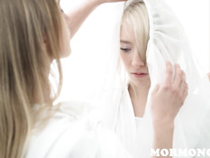 Три лесбиянки раздели и отымели молодую блондинку с маленькой грудью