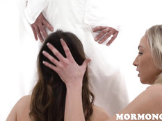 Две молодые подруги встают на колени и делают минет одному мужчине