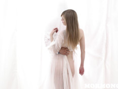 Девке в белом халатике пришлось отсасывать член развратному мужчине