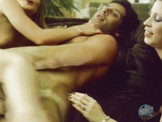 Две лесби блондинки лизали киски и ебались с подоспевшим мужчиной