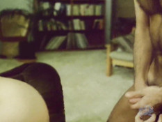 Две лесби блондинки лизали киски и ебались с подоспевшим мужчиной