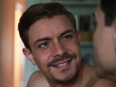 Гей с тату отсосал член у мускулистого парня и дал отыметь раком