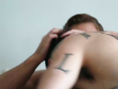 Гей с тату отсосал член у мускулистого парня и дал отыметь раком