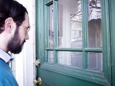 Разозлённый мужчина оттрахал похотливую мамочку и развратную дочку