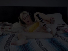 Пасынок связывает и трахает сиськастую мачеху и подружку блондинку