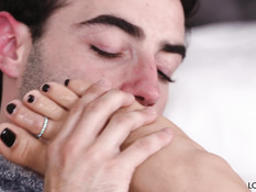 Возбудился увидев сексуальную девку и начал лизать её красивые ноги