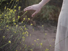 Забеременевшая блондинка на кровати занимается лесбийским сексом