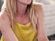 Забеременевшая блондинка на кровати занимается лесбийским сексом