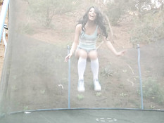 Прохожий залез на батут и отодрал юную брюнетку во влагалище и анус