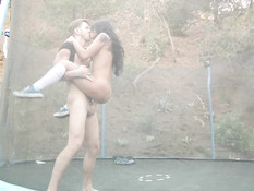 Прохожий залез на батут и отодрал юную брюнетку во влагалище и анус