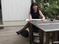 Зрелая брюнетка в чёрном нижнем белье оттрахана в анал на террасе