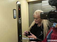 Перевозбуждённая молодая блондиночка трахается со своим бойфрендом