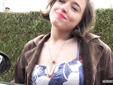 Расстелил на траве покрывало и оттрахал на улице молодую шатенку