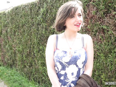 Расстелил на траве покрывало и оттрахал на улице молодую шатенку