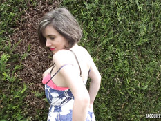 Расстелил на траве покрывало и оттрахал на улице молодую шатенку