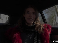 Длинноногая француженка приехала в лес чтобы потрахаться с парнем