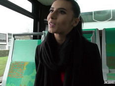 Мужчина отымел сексуальную брюнетку в салоне городского автобуса