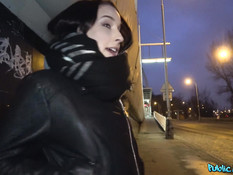 Подцепил на остановке молодую шалаву и отъебал её в своём автомобиле