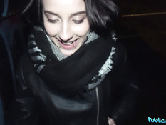 Подцепил на остановке молодую шалаву и отъебал её в своём автомобиле