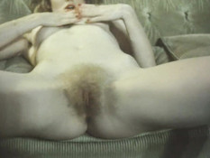 Блондинка ласкает клитор наблюдая за сексом трёх зрелых лесбиянок