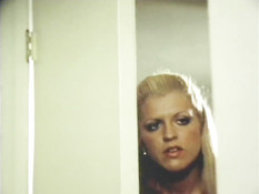 Зрелая блондинка с волосатым лобком раздевается и трахается с парнем