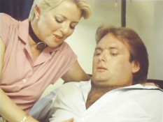 Зрелая блондинка с волосатым лобком раздевается и трахается с парнем