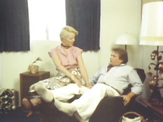 Зрелая блондинка с волосатым лобком раздевается и трахается с парнем